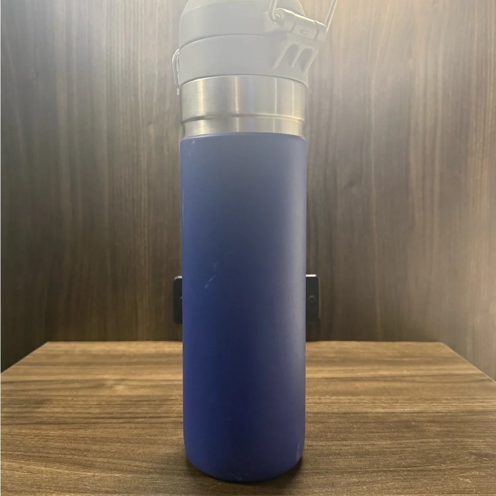 24 oz Stanley Navy Blue Insulated Travel Bottle with Gray Lid - Picture 3 of 5